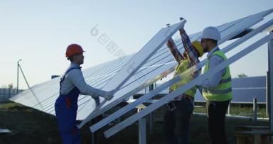 三名工人安装了太阳能电池板